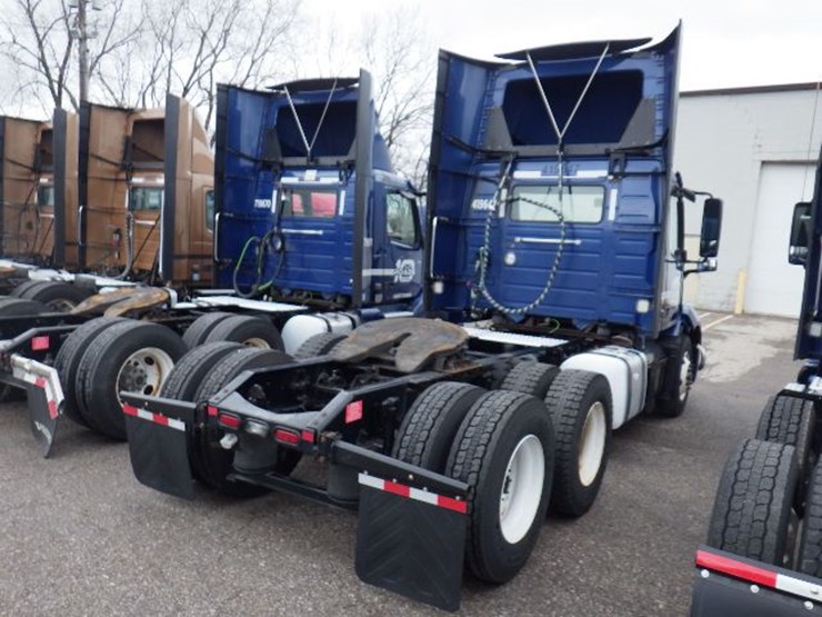 2019-volvo-vnl300-image-10