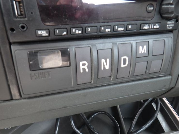 2023-volvo-vnl300-image-16