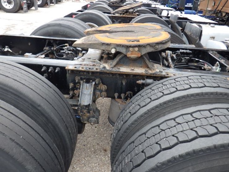 2019-volvo-vnl300-image-5