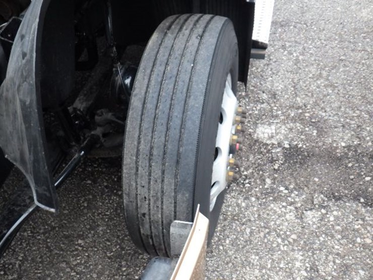 2022-volvo-vnl300-image-25