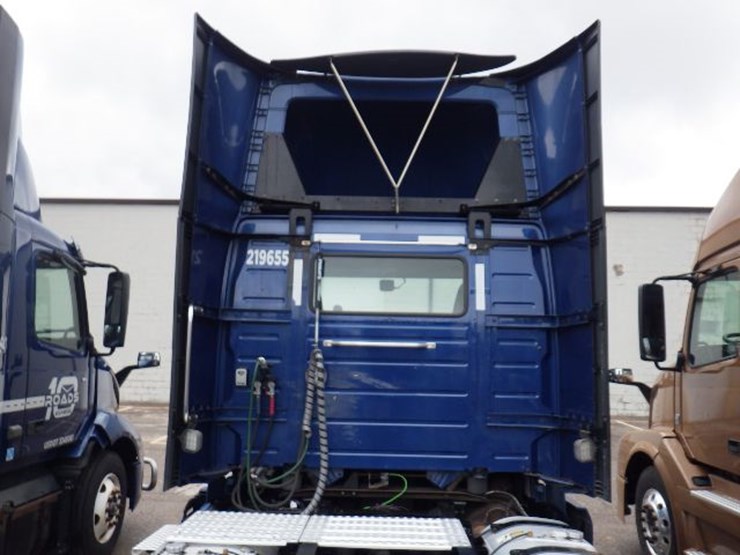 2019-volvo-vnl300-image-12