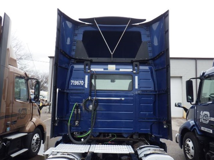2019-volvo-vnl300-image-14