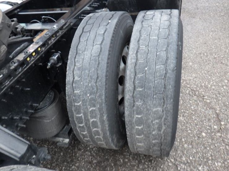 2022-volvo-vnl300-image-8