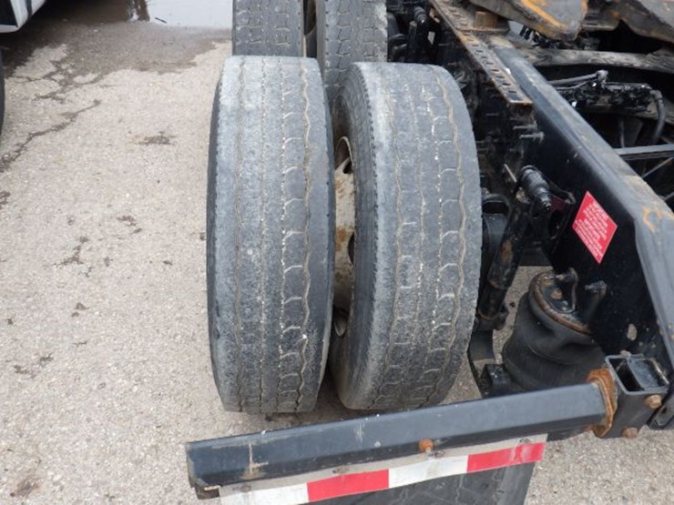 2020-volvo-vnl300-image-13