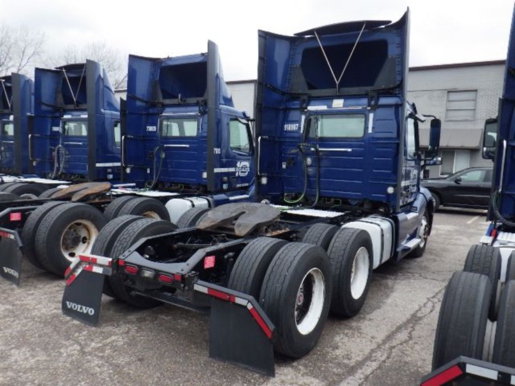 2018-volvo-vnl300-image-9