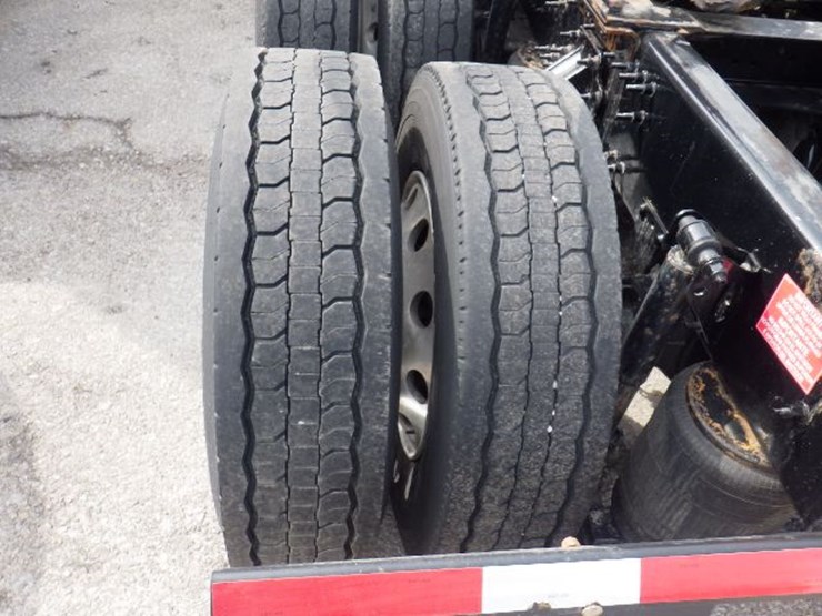 2022-volvo-vnl300-image-18