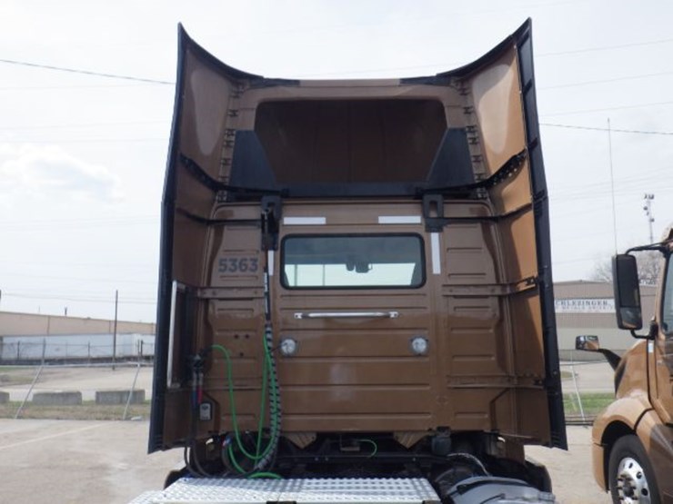 2023-volvo-vnl300-image-8