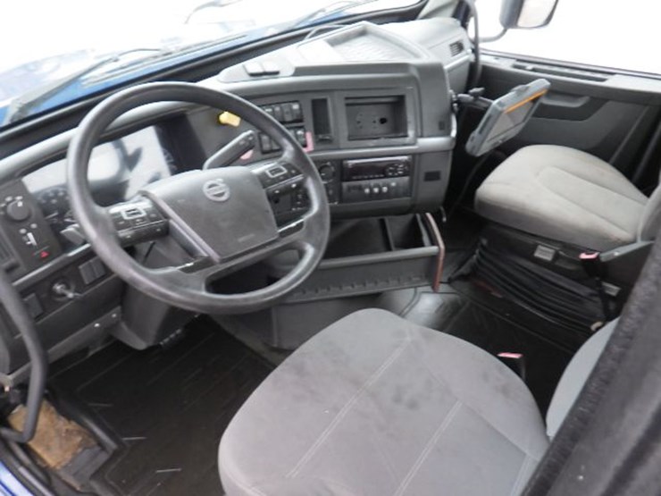 2018-volvo-vnl300-image-19