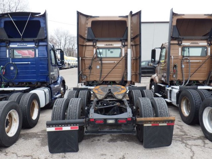 2019-volvo-vnl300-image-11