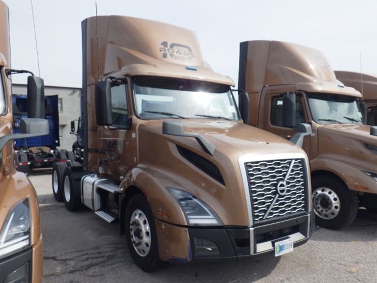 2022-volvo-vnl300-image-4