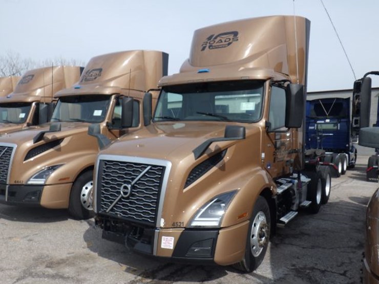 2022-volvo-vnl300-image-1