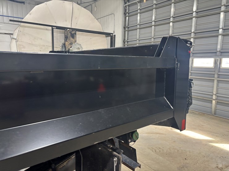 2022-ford-f550-sd-image-54