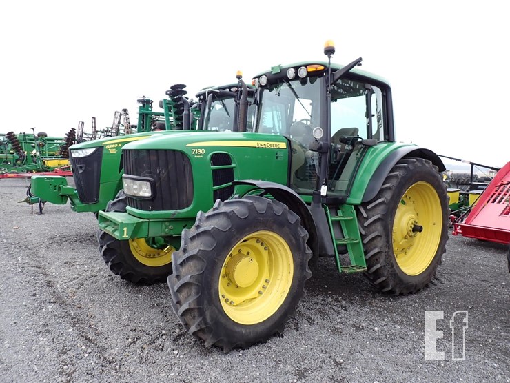 john-deere-7130-premium-image-1