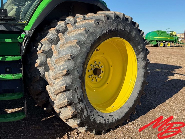 2021-john-deere-8r-370-image-10