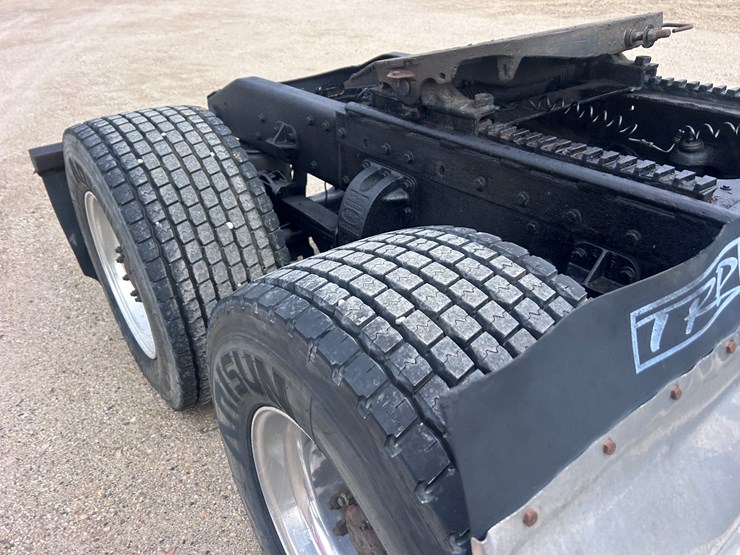 1999-peterbilt-379-image-27