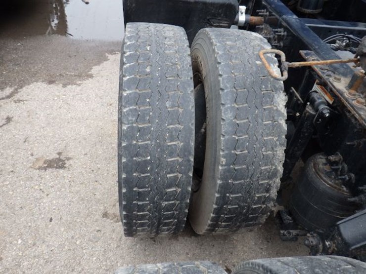 2020-volvo-vnl300-image-14