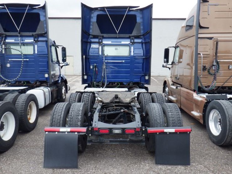 2019-volvo-vnl300-image-10