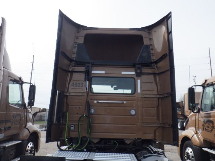 2022-volvo-vnl300-image-16