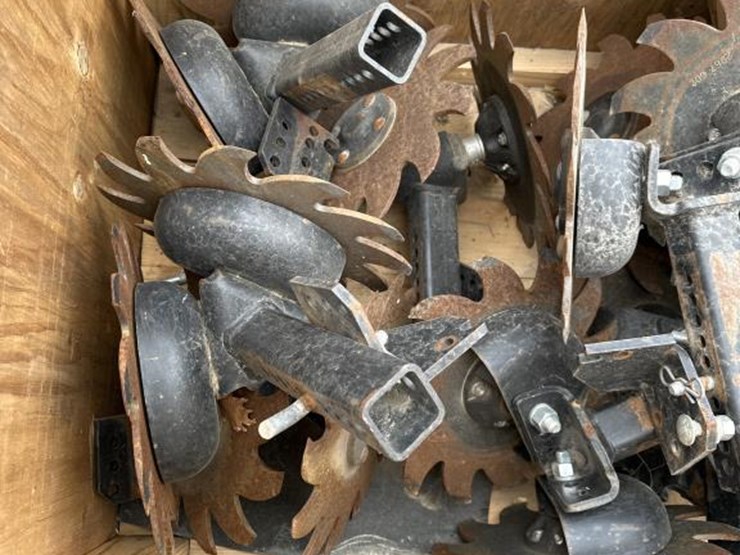 #45-•-shark-tooth-manual-adjustable-residue-wheels-image-3