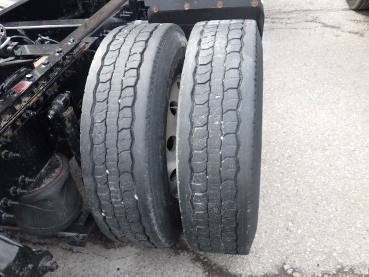 2022-volvo-vnl300-image-10