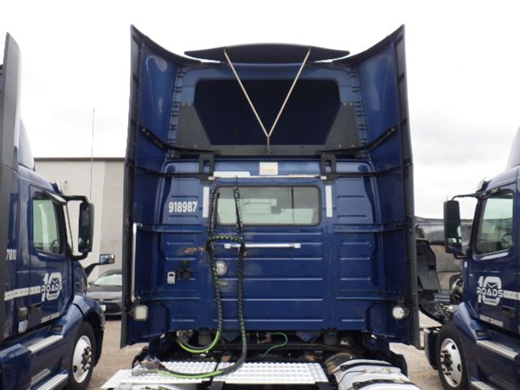 2018-volvo-vnl300-image-12