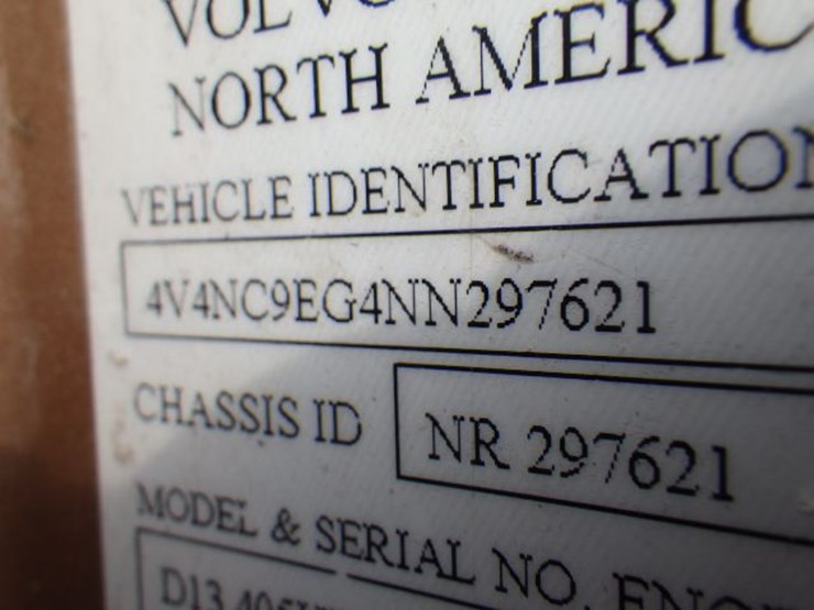 2022-volvo-vnl300-image-22