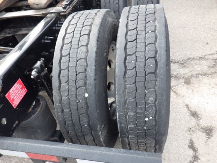 2022-volvo-vnl300-image-11