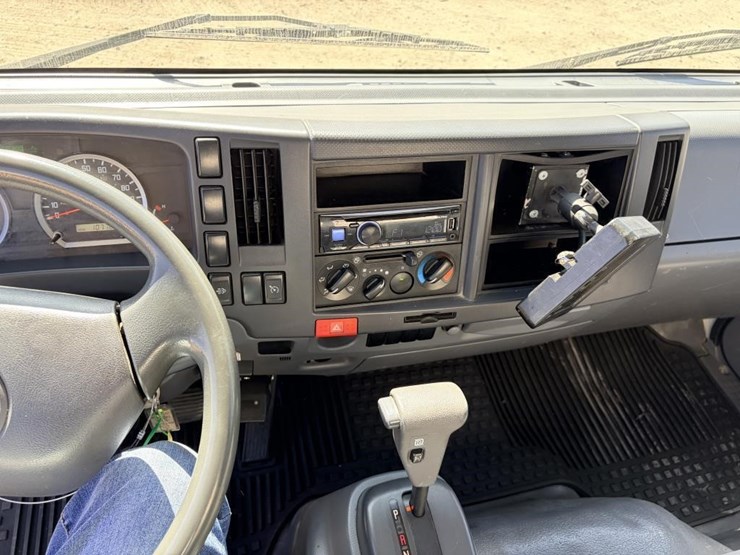 2015-isuzu-nrr-image-17