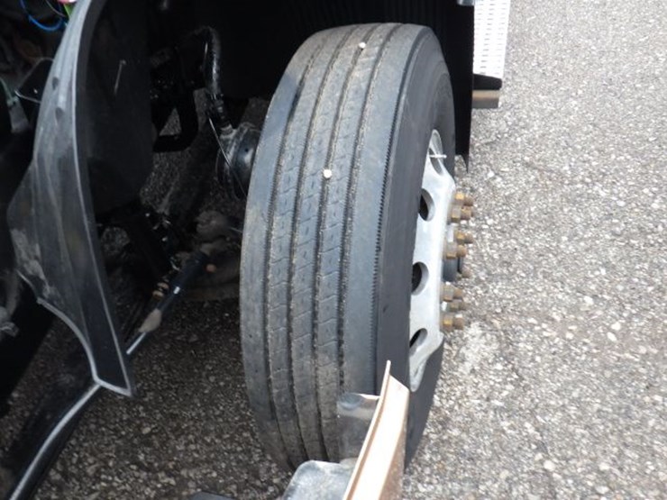 2022-volvo-vnl300-image-22