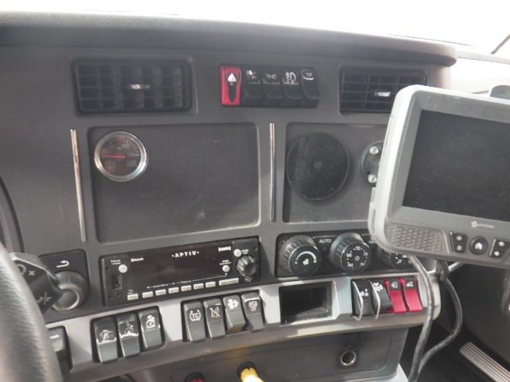 2022-kenworth-t680-image-21