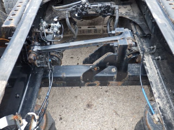 2020-volvo-vnl300-image-10