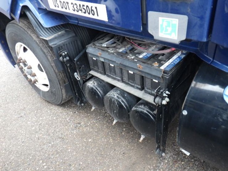 2019-volvo-vnl300-image-17