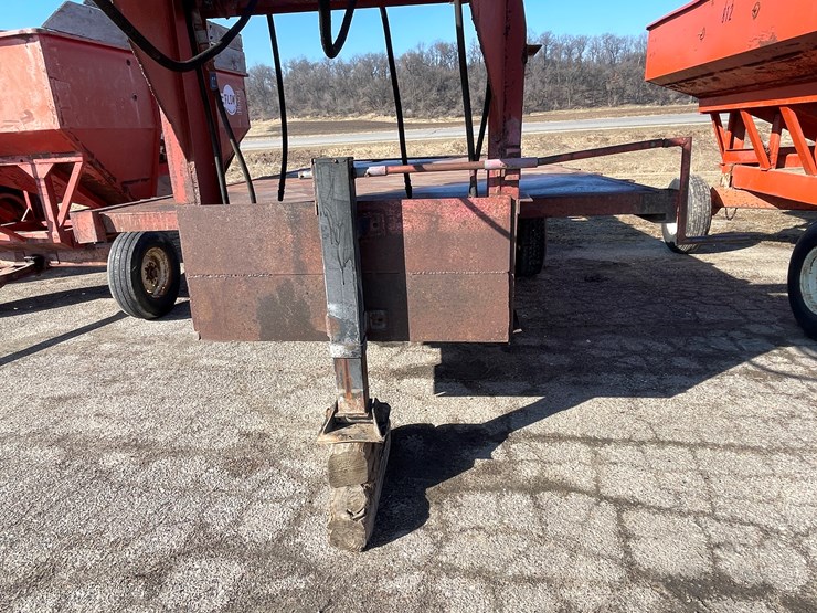 #1091-•-heavy-gooseneck-flatbed-trailer-with-hoist-(no-title)-image-18