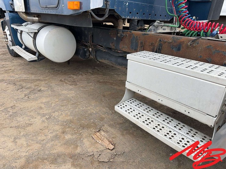 2005-freightliner-columbia-120-image-14