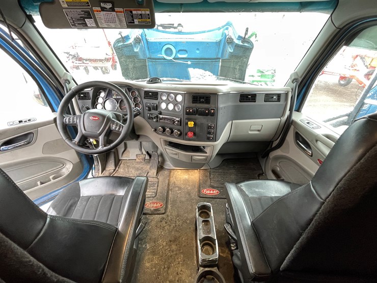 2019-peterbilt-579-image-52