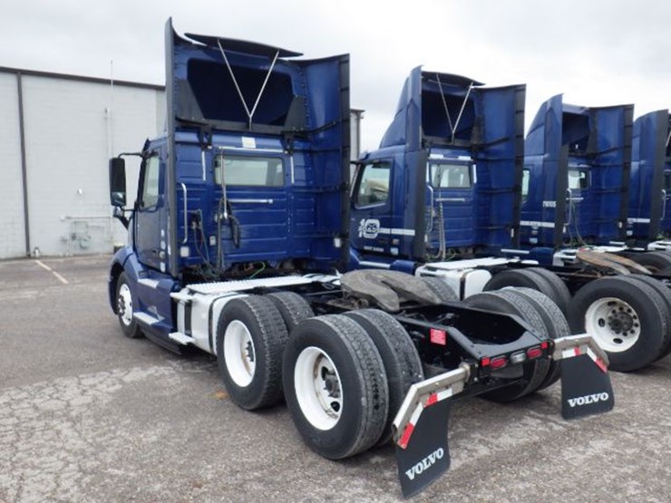 2018-volvo-vnl300-image-14