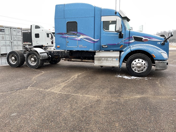 2019-peterbilt-579-image-4