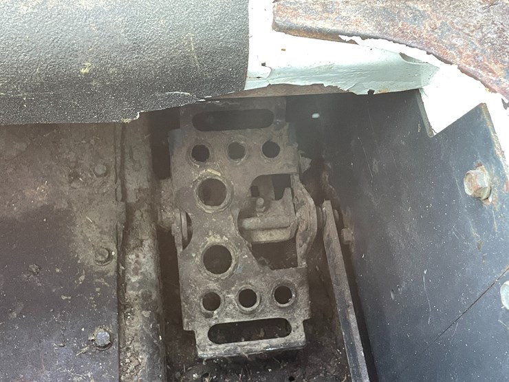 2008-bobcat-s330-image-35