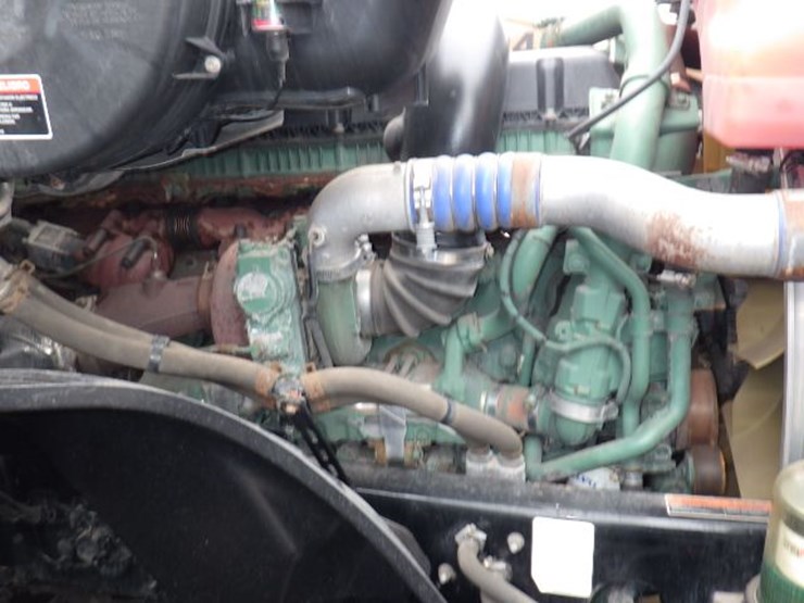 2019-volvo-vnl300-image-20