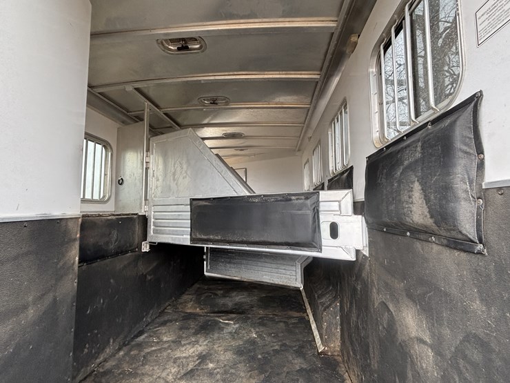 #1075-•-2005-featherlite-(4)-horse-slant-load-trailer-with-living-quarters-(nelson,-wi)-(has-wi-title)-image-28