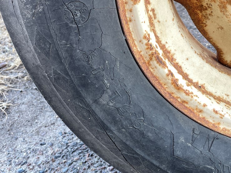 #1092-•-e-z-flow-gravity-box-on-running-gear-image-10