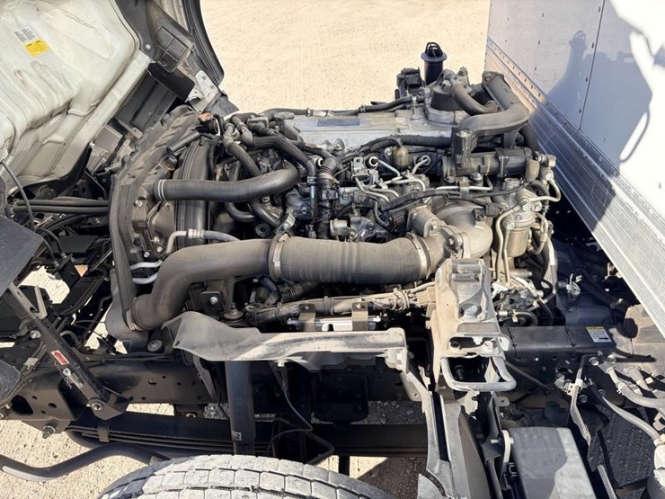 2023-isuzu-nrr-image-12