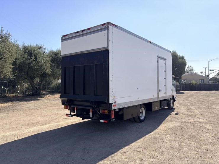 2015-isuzu-nrr-image-3