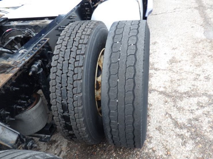 2018-volvo-vnl300-image-9