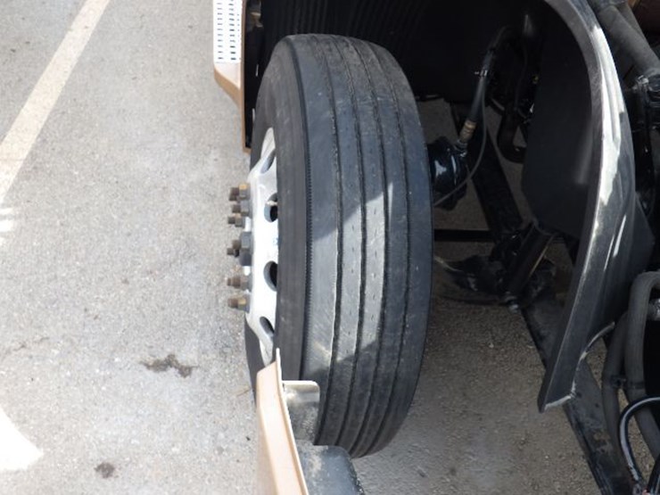 2023-volvo-vnl300-image-20