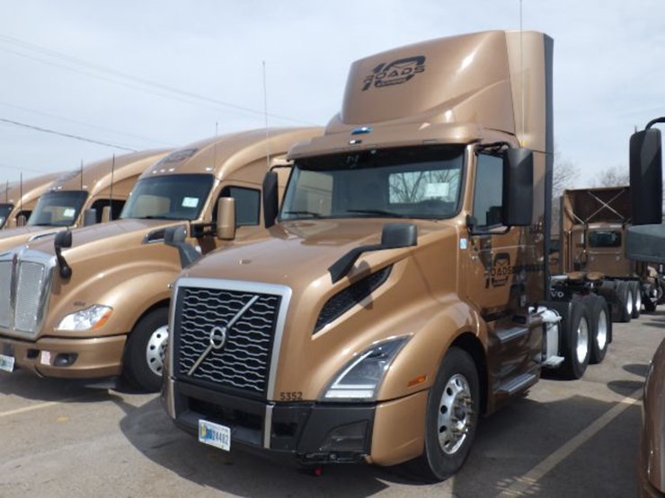 2023-volvo-vnl300-image-1