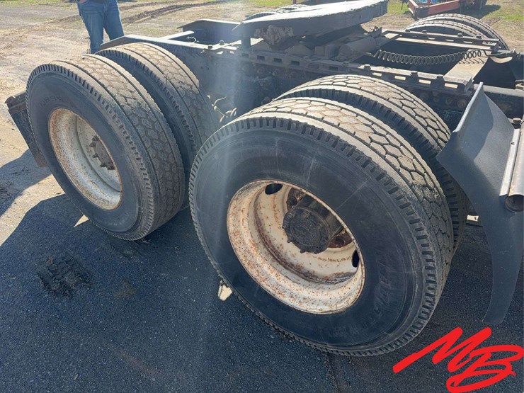 1997-freightliner-fld120-image-12