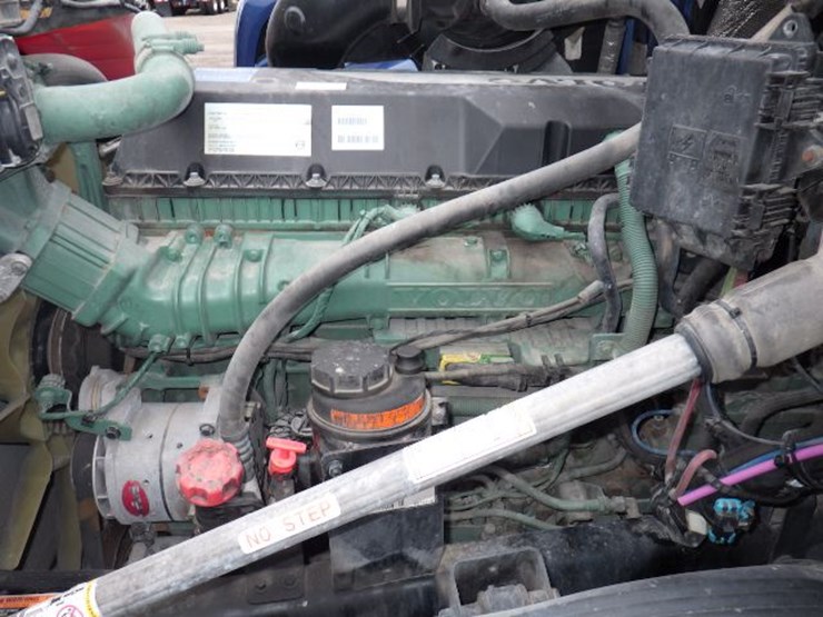 2018-volvo-vnl300-image-22