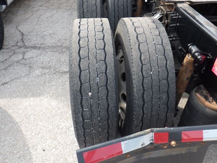 2022-volvo-vnl300-image-18