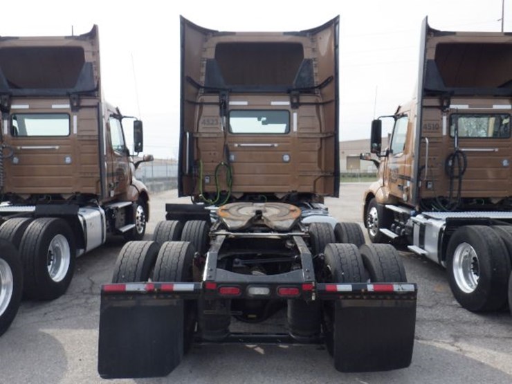 2022-volvo-vnl300-image-14